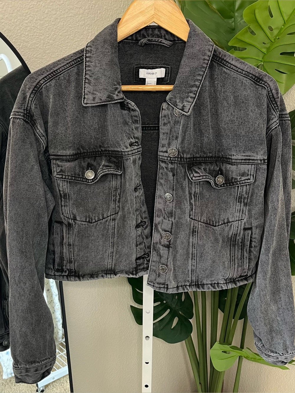 🖤 Forever 21 Washed Black Cropped Denim Jacket | Edgy Street Chic Sz M